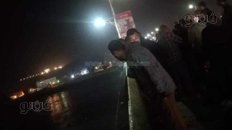 شاب يلقي بنفسه في