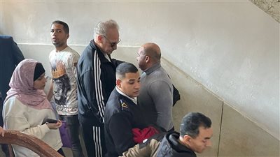 تفاصيل جلسة الـ120 دقيقة لمحاكمة عمر زهران بسرقة مجوهرات شاليمار شربتلي، المتهم يظهر بترنج أسود وأصدقاؤه يؤازرونه، مرافعة نارية لمحامي المخرج، ومقطع صوتي يغير مسار القضية، وقرار بالتأجيل (فيديو وصور)