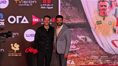 خالد النبوي يساند نجله في العرض الخاص لفيلم الحريفة 2 (فيديو)