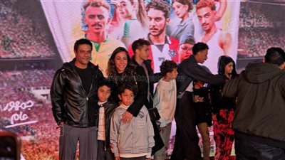 لقطات رومانسية لـ آسر ياسين وزوجته في العرض الخاص لـ الحريفة 2  (فيديو وصور)