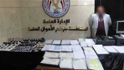 ضبط عنصر إجرامي بتهمة تزوير المحررات الرسمية وتقليد الأختام الحكومية بالجيزة