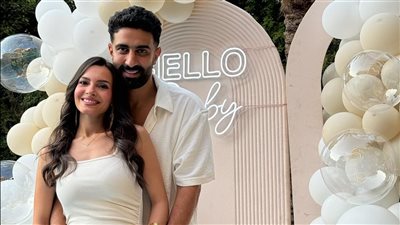 كارمن سليمان تعلن حملها بجلسة تصوير مع زوجها