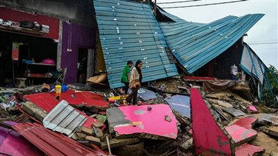 فيضانات ماليزيا وتايلاند العارمة تودي بحياة العشرات وتشرد الآلاف (فيديو)