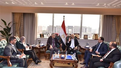 وزير العمل يبحث مع 