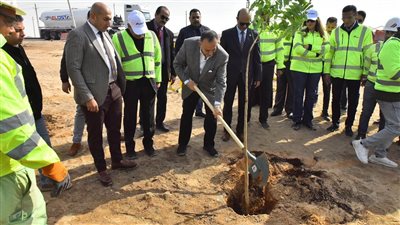 محافظ أسيوط يشارك في زراعة 700 شجرة كايا وماهونجي ضمن مبادرة 