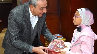 محافظ الغربية يلبي طلب طفلة ويهديها مصحفًا إلكترونيًا لتيسير حفظ القرآن الكريم