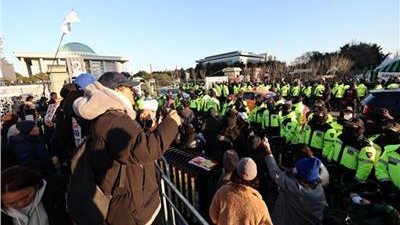تصعيد جديد بكوريا الجنوبية، الاتحاد العمالي يدعو لإضراب مفتوح حتى استقالة الرئيس