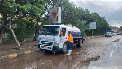 انتشار سيارات الصرف لكسح مياه الأمطار في شوارع الإسكندرية