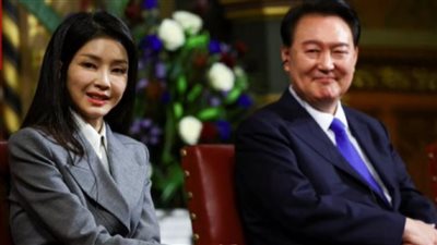 حكاية امرأة هزت عرش رئيس كوريا الجنوبية.. السيدة الأولى تسوقت سلعًا فاخرة بأكثر من مليون جنيه.. زورت أوراق اعتمادها للتدريس بالجامعة.. متورطة في قضية تلاعب بأسعار الأسهم.. والأزمة في حقيبة ديور