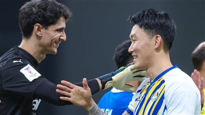 بعد شفائه من السرطان، جانج يعانق لاعبي الهلال السعودي (فيديو)