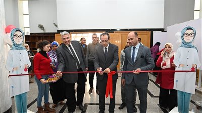 بمشاركة 14 كلية، رئيس جامعة الفيوم يفتتح معرض ومسابقة الأشغال اليدوية
