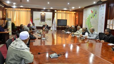 محافظ الأقصر يستمع لشكاوى أهالي البعيرات