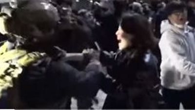 صحفية كورية تخطف أنظار العالم.. تنكس سلاح جندي في جيش سيول.. وتطالب بمحاكمة الرئيس الكوري وزوجته منذ عام 