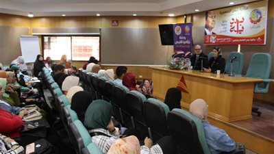 ندوة توعوية عن الابتزاز الإلكتروني للفتيات بمكتبة دمنهور (صور )