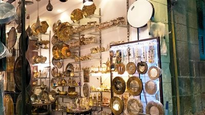 «النقش على المعادن في الجمالية.. فن وتاريخ ومهارة».. مخاوف من انهيار المهنة بعد ظهور الصناعات الحديثة.. ارتفاع أسعار المواد الخام «أبرز المشكلات».. وإقبال كثيف عليها من السياح (فيديو) 