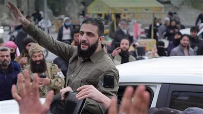 خرج من مخبئه، أبو محمد الجولاني يظهر وسط أنصاره بمدينة حلب (فيديو)