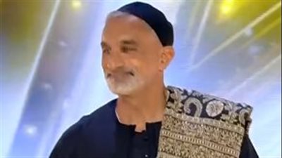 باسم يوسف يخطف الأنظار بالجلابية والشال والعمة في “ArabsGotTalent” (فيديو)