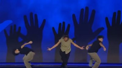 ArabsGotTalent، توأمان يقدم عرضا ملهما وأكثر من رائع مع أمهما (فيديو)