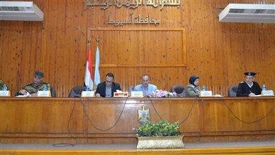 تنفيذي أسيوط: الاستعانة بطلاب المدارس الفنية في دهان البلدورات وعمل الشتلات