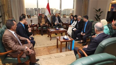 وزير العمل يلتقي وفدًا من الاتحاد الوطني للملابس والمنسوجات الفيتنامي