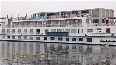 تعويم الباخرة كراون فيجن بعد شحوطها في النيل بالمنيا