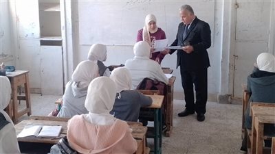 إحالة معلمة في الفيوم للتحقيق لاستخدامها الهاتف أثناء تحية العلم
