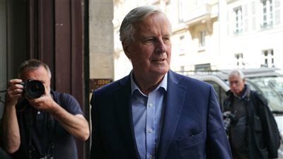 رئيس وزراء فرنسا يصل قصر الإليزيه لتقديم استقالة الحكومة إلى ماكرون