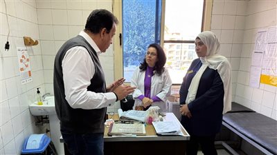 وزير الصحة يتفقد مركز طب أسرة الشيراتون ويعفي المديرة ويحيل المقصرين للتحقيق