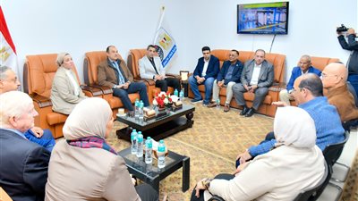 وزيرا قطاع الأعمال والبيئة يعقدان لقاء موسعا مع محافظ السويس ونواب البرلمان