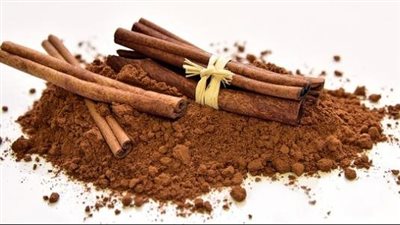 فوائد القرفة، تخفض مستويات السكر والكوليسترول بالدم وتعزز صحة القلب 