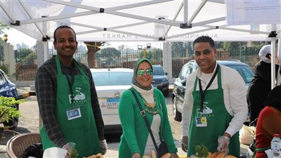 إقبال المواطنين على سوق اليوم الواحد بمحطة الرمل في الإسكندرية (صور)