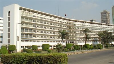 المجمع الطبىي للقوات المسلحة بالمعادى يستضيف خبيرًا عالميًّا في المخ والأعصاب والشلل الرعاش