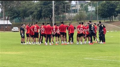 محاضرة فنية للاعبي الأهلي قبل انطلاق المران الأول في جنوب أفريقيا 