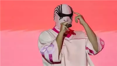 بعد تقديم أوراقه للموسيقيين والكشف عن هويته، تووليت نجح بالقناع وتأثر بالهضبة 