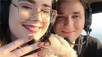 طيار يترك مفاجأة رومانسية على جهاز تعقب الرحلات الجوية لحبيبته 