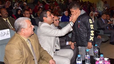 نائب محافظ الأقصر يشارك الطلاب ذوي الهمم احتفالهم باليوم العالمي (صور)