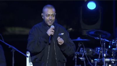 تامر عاشور يقطع وصلته الغنائية بسبب إقامة الصلاة في السعودية (صور)