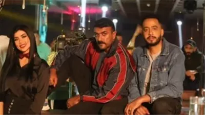 صورة لـ أحمد العوضي برفقة السقا وكارولين عزمي من كواليس فهد البطل 