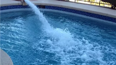  التحقيق في حادث إصابة شاب بصعق كهربائي داخل حمام سباحة بأكتوبر 