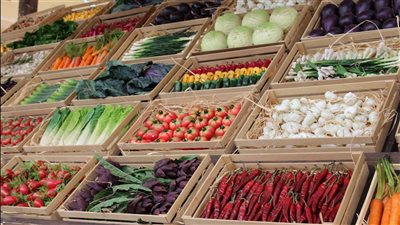  البسلة تبدأ من 25 جنيها والطماطم تعود إلى طبيعتها، أسعار الخضار اليوم الجمعة بسوق العبور