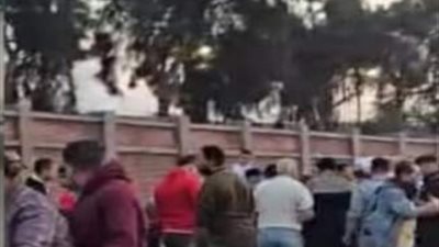 مصرع شخص وإصابة اثنين آخرين صدمتهم سيارة مسرعة في 