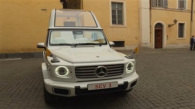 صنعت مخصوصا له، بابا الفاتيكان يحصل على سيارة كهربائية صديقة للبيئة (فيديو)