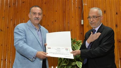 مواطن يتبرع بفيلا وفدان أرض لمشروعات أسيوط، والمحافظ يمنحه شهادة تقدير (فيديو) 