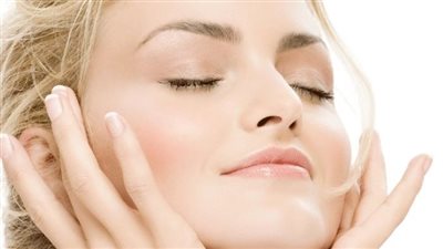 قناع الورد الطبيعي للعناية بالبشرة وتعزيز نضارتها 