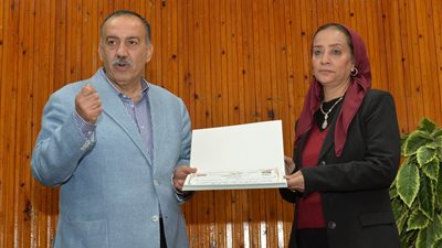 محافظ أسيوط يكرم معلمة ومديرة مدرسة لتميزهما في العمل (صور) 