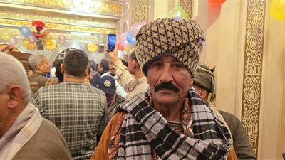 «مريدين السيدة».. المصريون يتباركون بزيارة «نفيسة العلوم».. الطقوس تبدأ بقراءة الفاتحة والدعاء أمام الضريح (فيديو وصور ) 