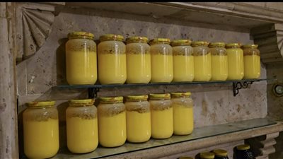 «أحمد» يجمع بين الطب وصناعة السمن البلدي.. استشاري أمراض النساء: ورثت المهنة من أجدادي.. يقضي الإجازات في المطبخ.. وهذا سر حلاوة الزبدة (فيديو)