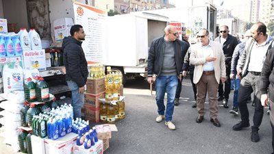 رئيس القابضة للصناعات الغذائية يتفقد سوق اليوم الواحد بإمبابة (فيديو وصور)