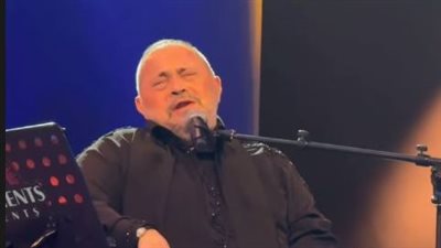 يجلس وعلى وجهه علامات المرض، سلطان الطرب يحيي حفلا غنائيا في دبي (صور)