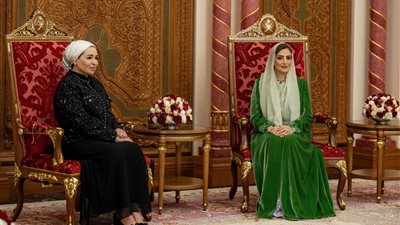 أول صور لـ لقاء قرينة الرئيس السيسي وحرم سلطان عمان